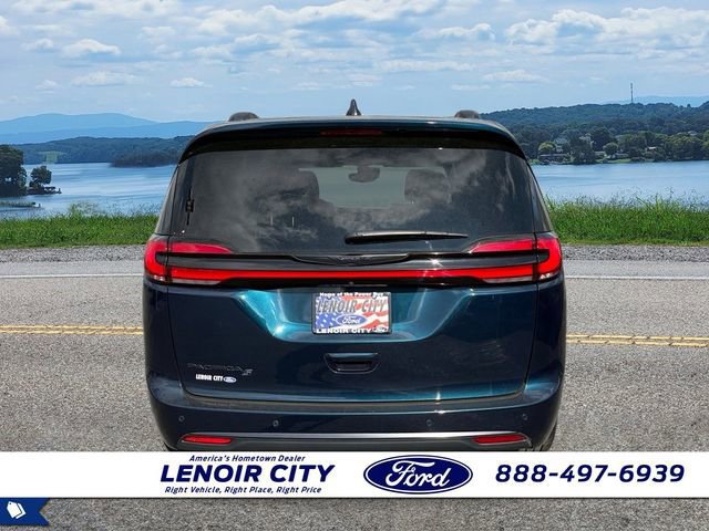 Used 2023 Chrysler Pacifica Touring-L w/ S Appearance Package image 4