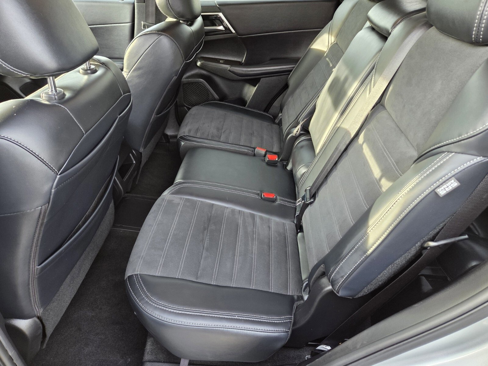 Used 2024 Mitsubishi Outlander 4WD Plug-In Hybrid image 11