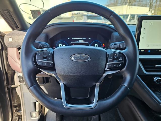 Certified 2025 Ford Explorer Platinum image 31