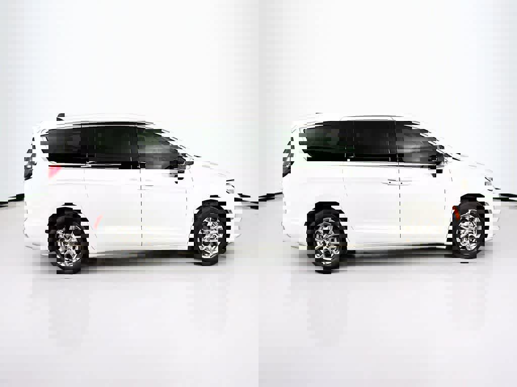 Used 2024 Chrysler Pacifica Touring-L image 6