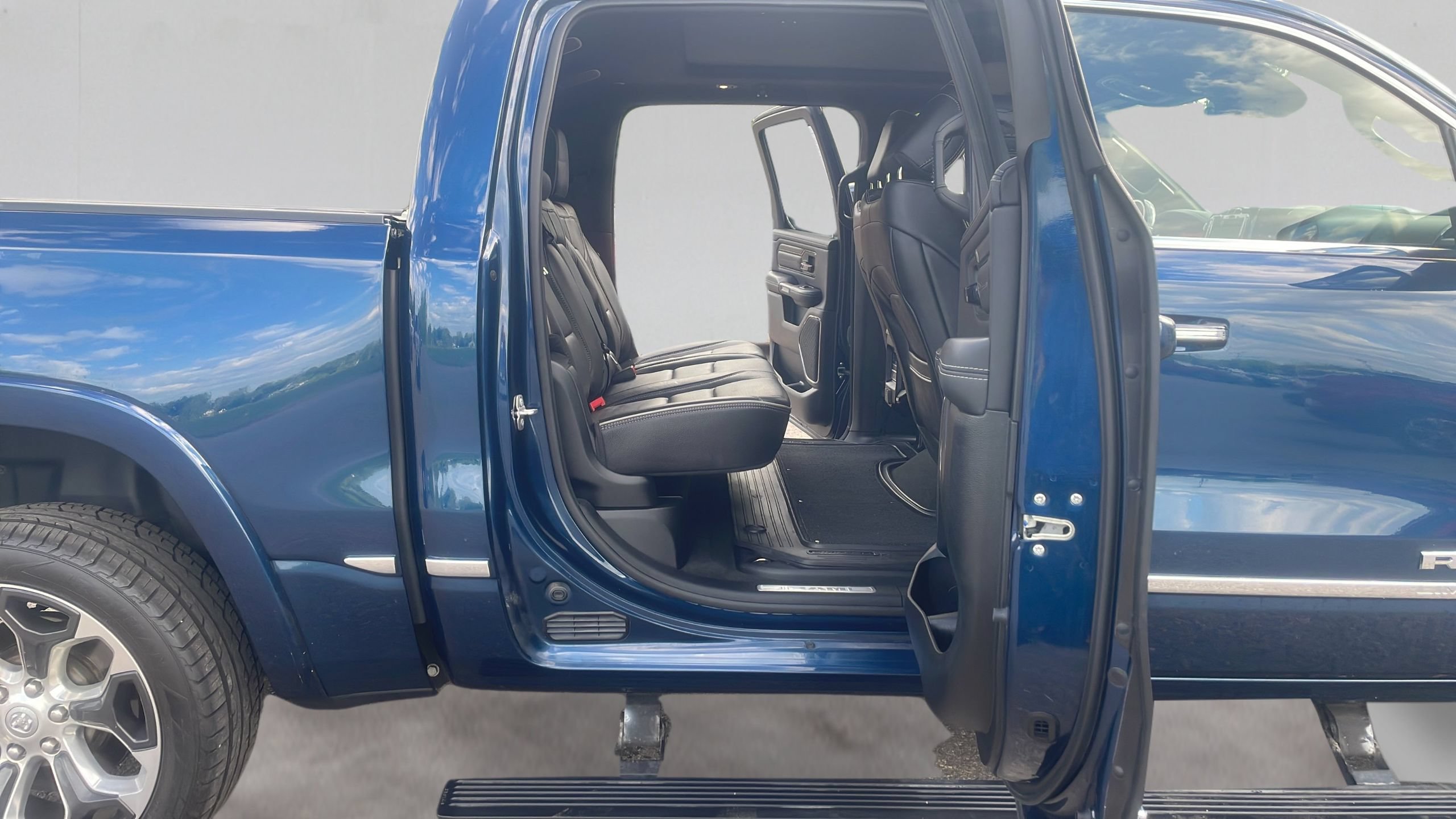 Used 2022 RAM 1500 Limited w/ Body-Colour Bumper Group AWD/4WD image 15