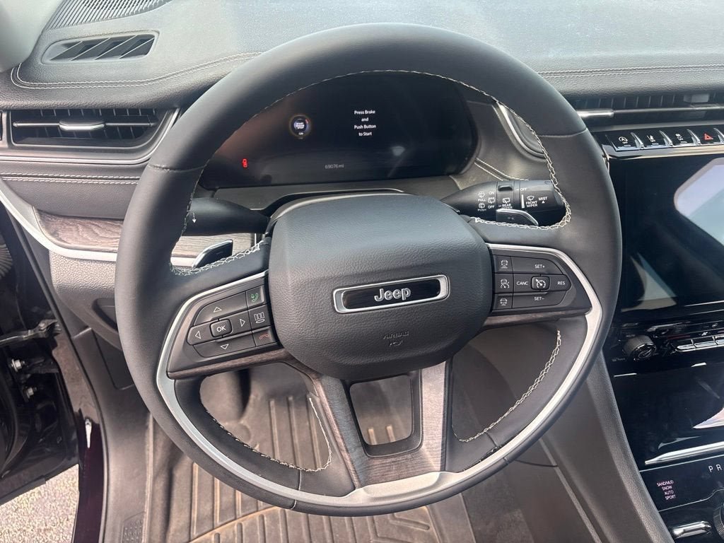 Used 2023 Jeep Grand Cherokee L Limited w/ Black Appearance Package AWD/4WD image 13