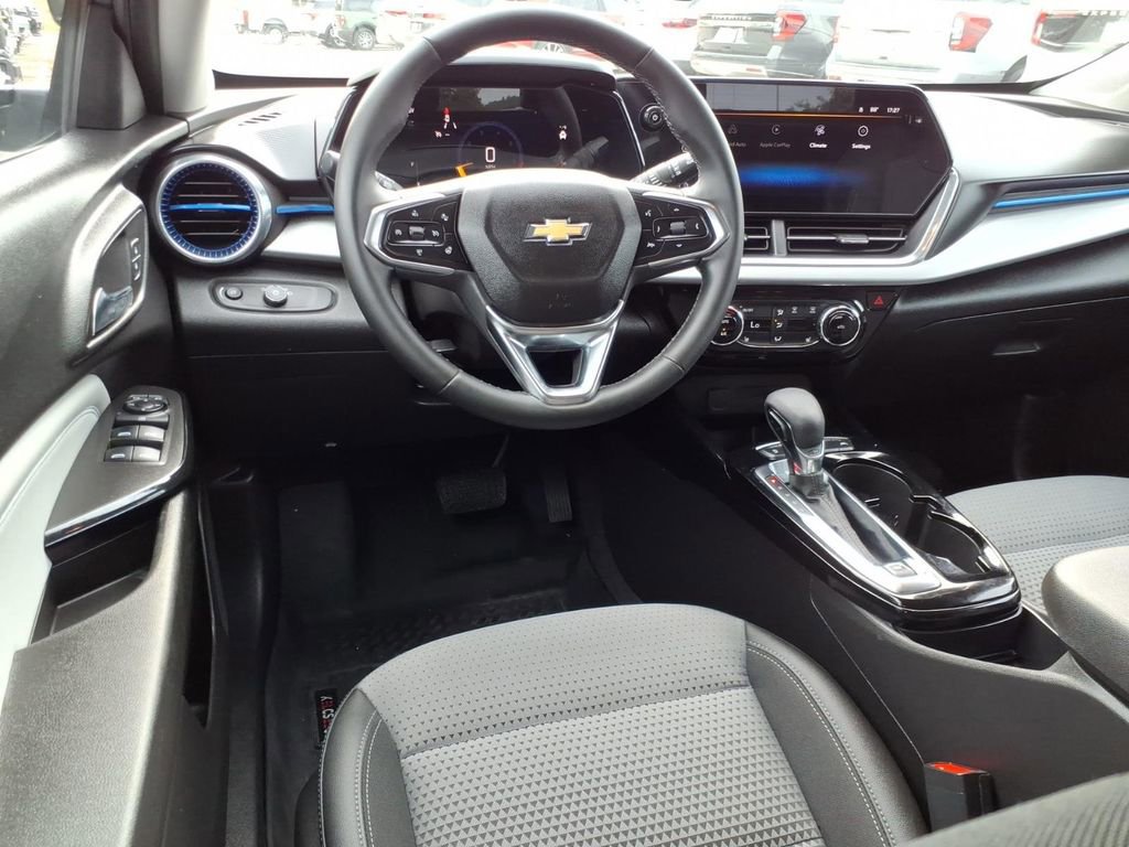 Used 2025 Chevrolet Trax LT w/ LT Convenience Package image 12