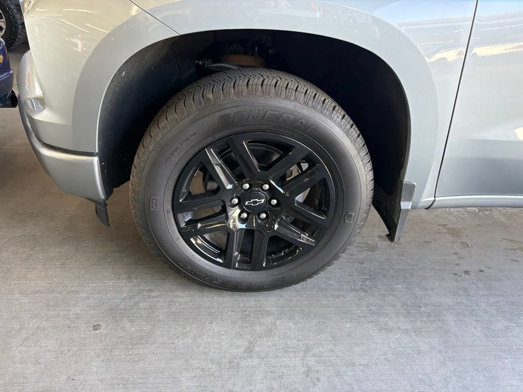 Used 2025 Chevrolet Silverado 1500 Custom RWD image 2