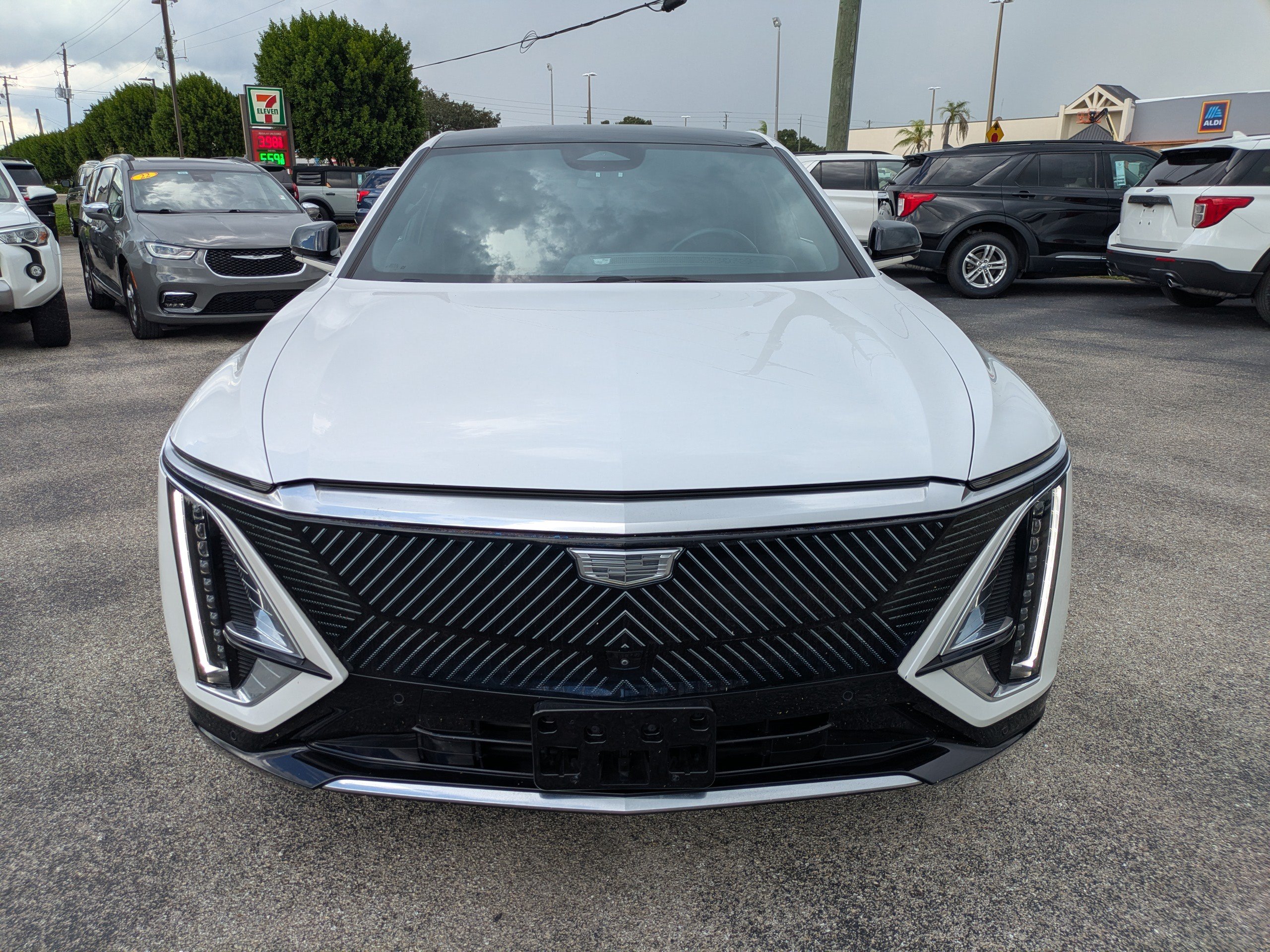 Used 2024 Cadillac Lyriq Luxury RWD image 9
