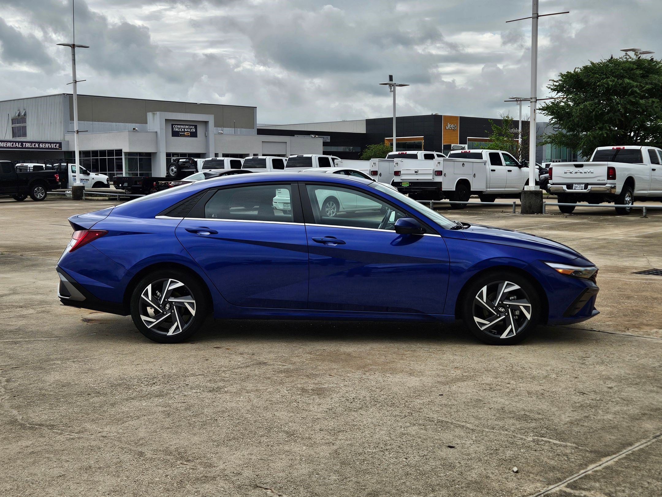 Used 2025 Hyundai Elantra SEL FWD image 2