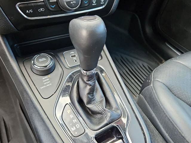 Used 2019 Jeep Cherokee Limited w/ Technology Group AWD/4WD image 18