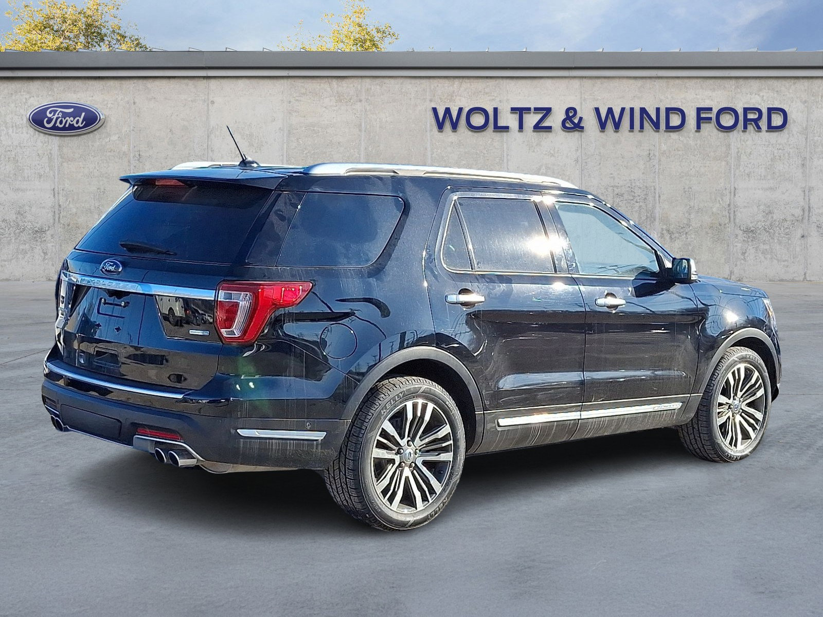 Certified 2018 Ford Explorer Platinum image 4