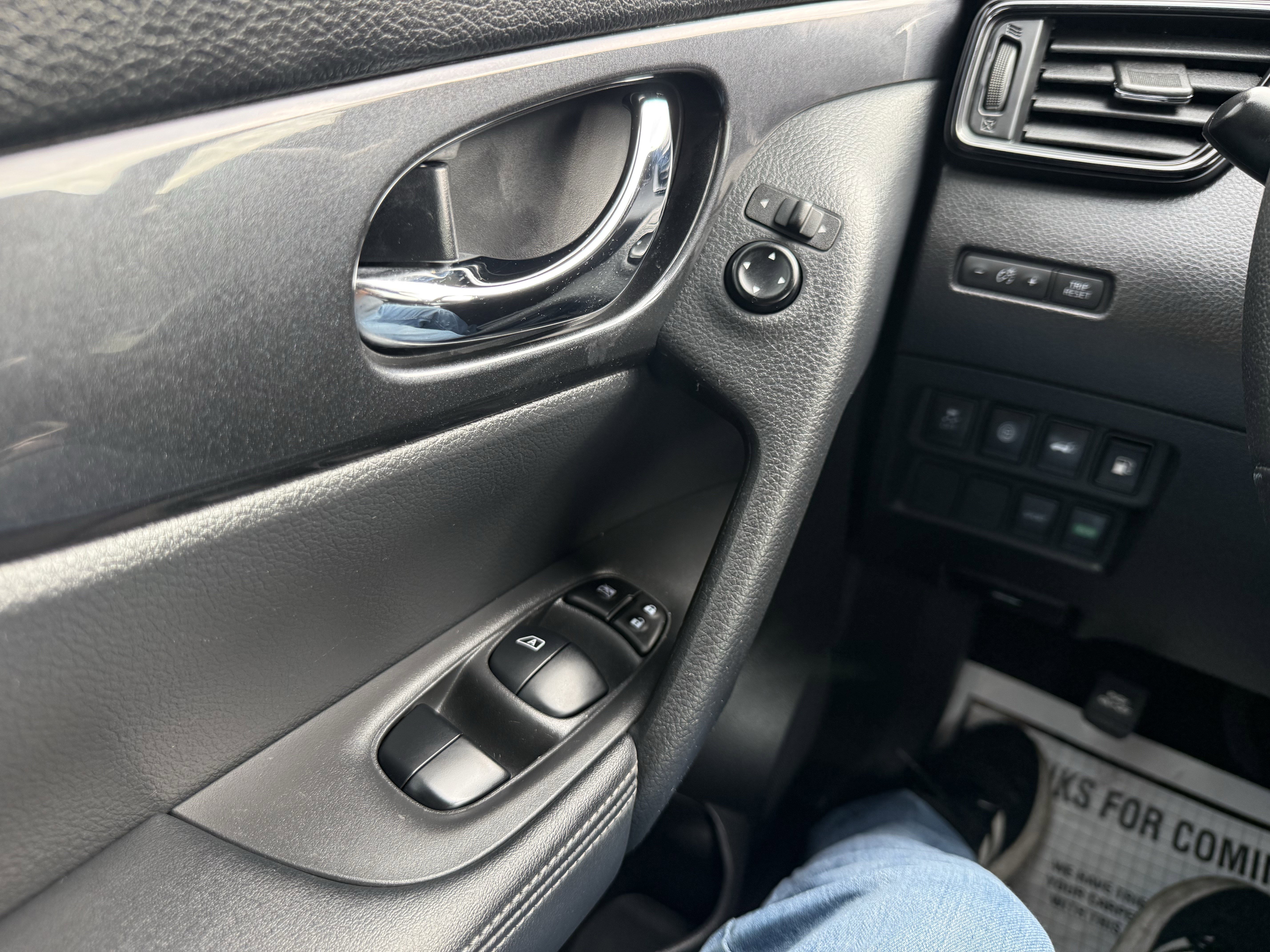 Used 2020 Nissan Rogue SV image 23