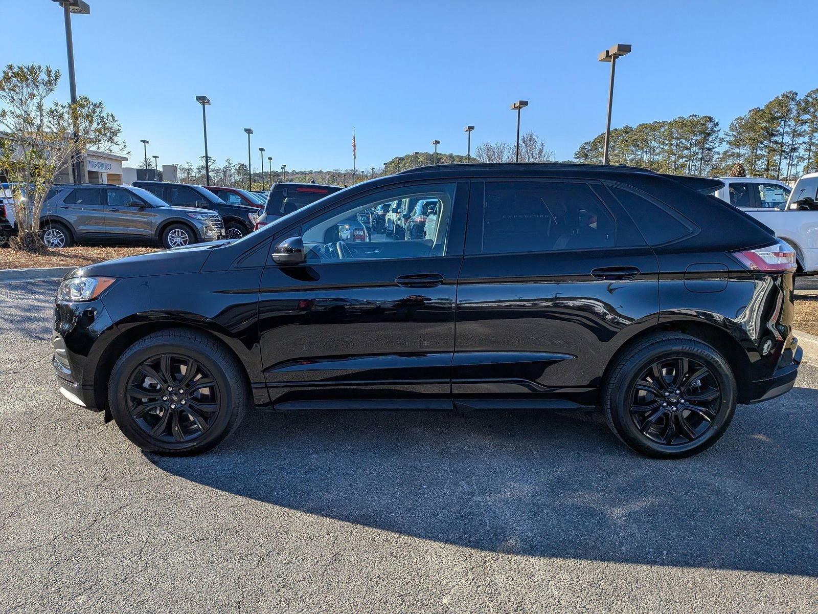 Certified 2022 Ford Edge SE w/ Black Appearance Package image 2