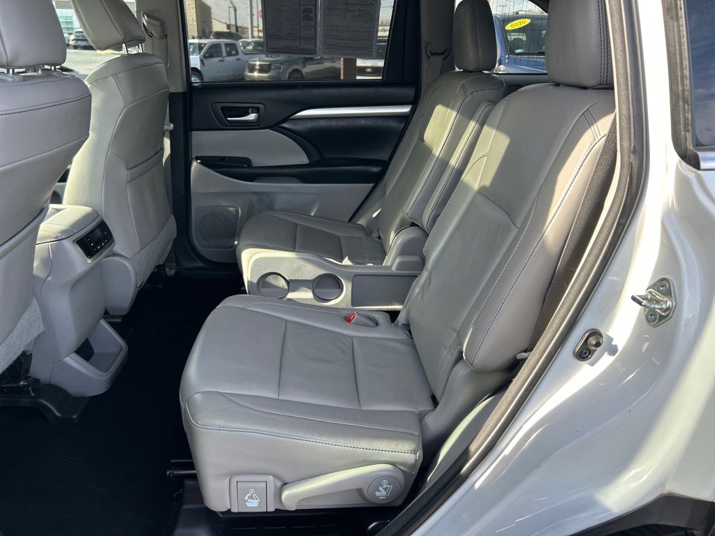 Used 2018 Toyota Highlander XLE w/ Carpet Mat Package (TMS) image 9