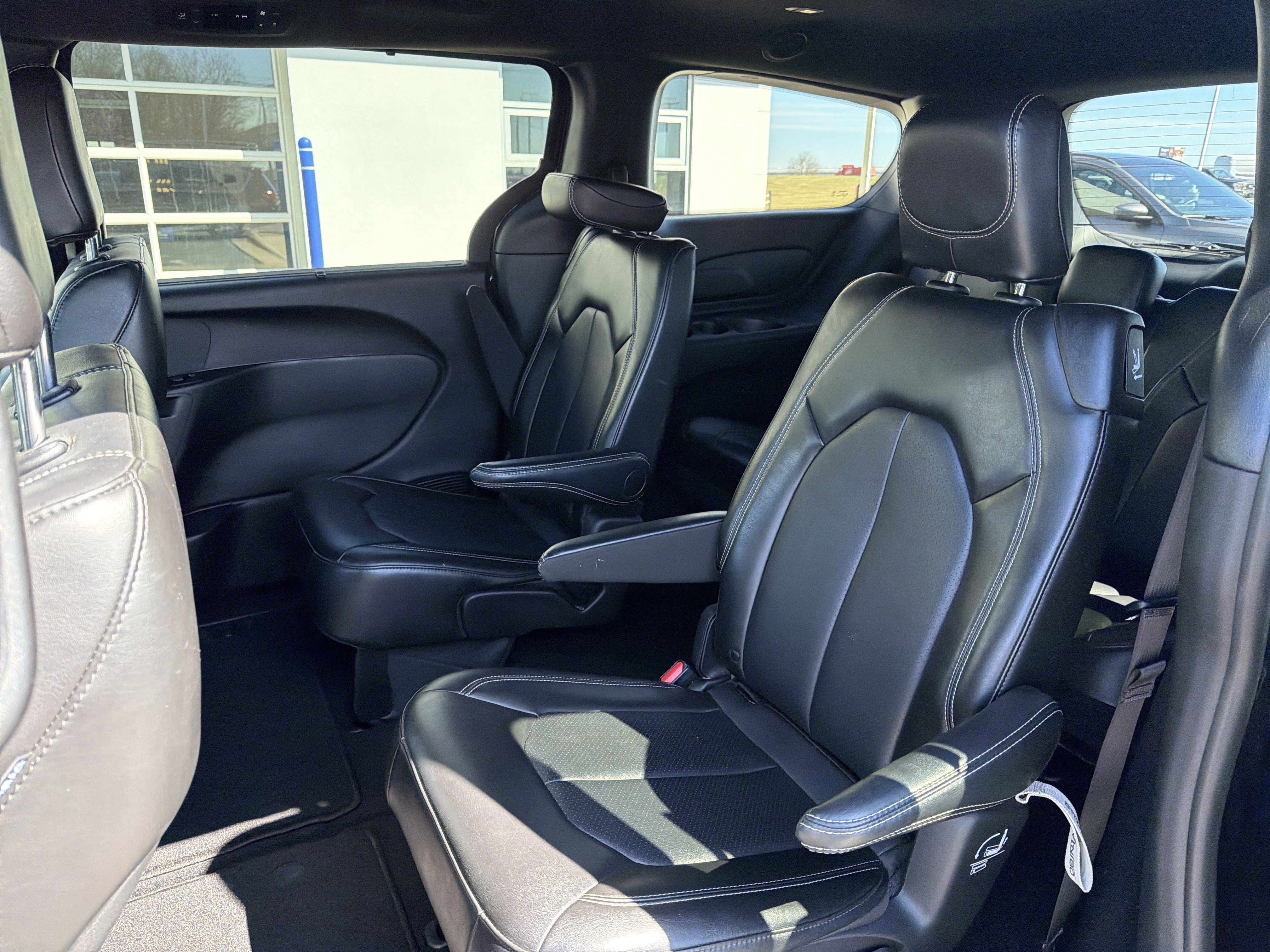 Used 2025 Chrysler Pacifica Select image 22