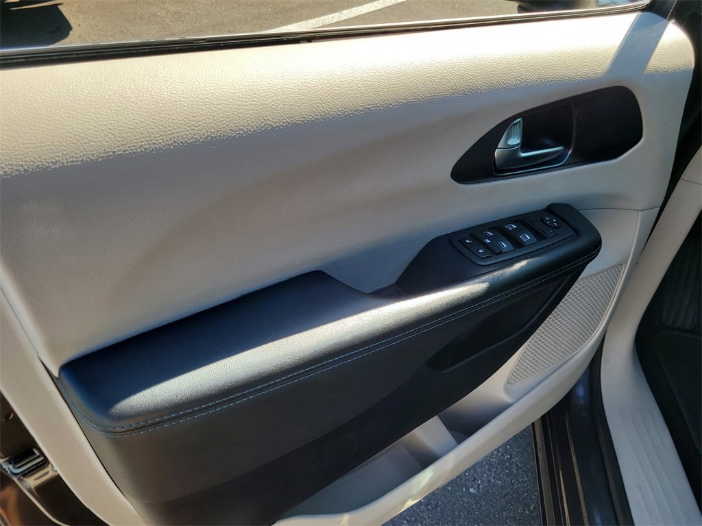 Used 2021 Chrysler Pacifica Touring image 14