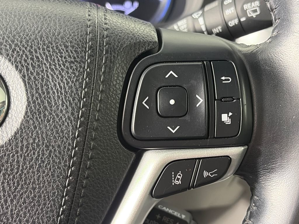 Used 2017 Toyota Highlander XLE w/ Carpet Mat Package AWD/4WD image 18
