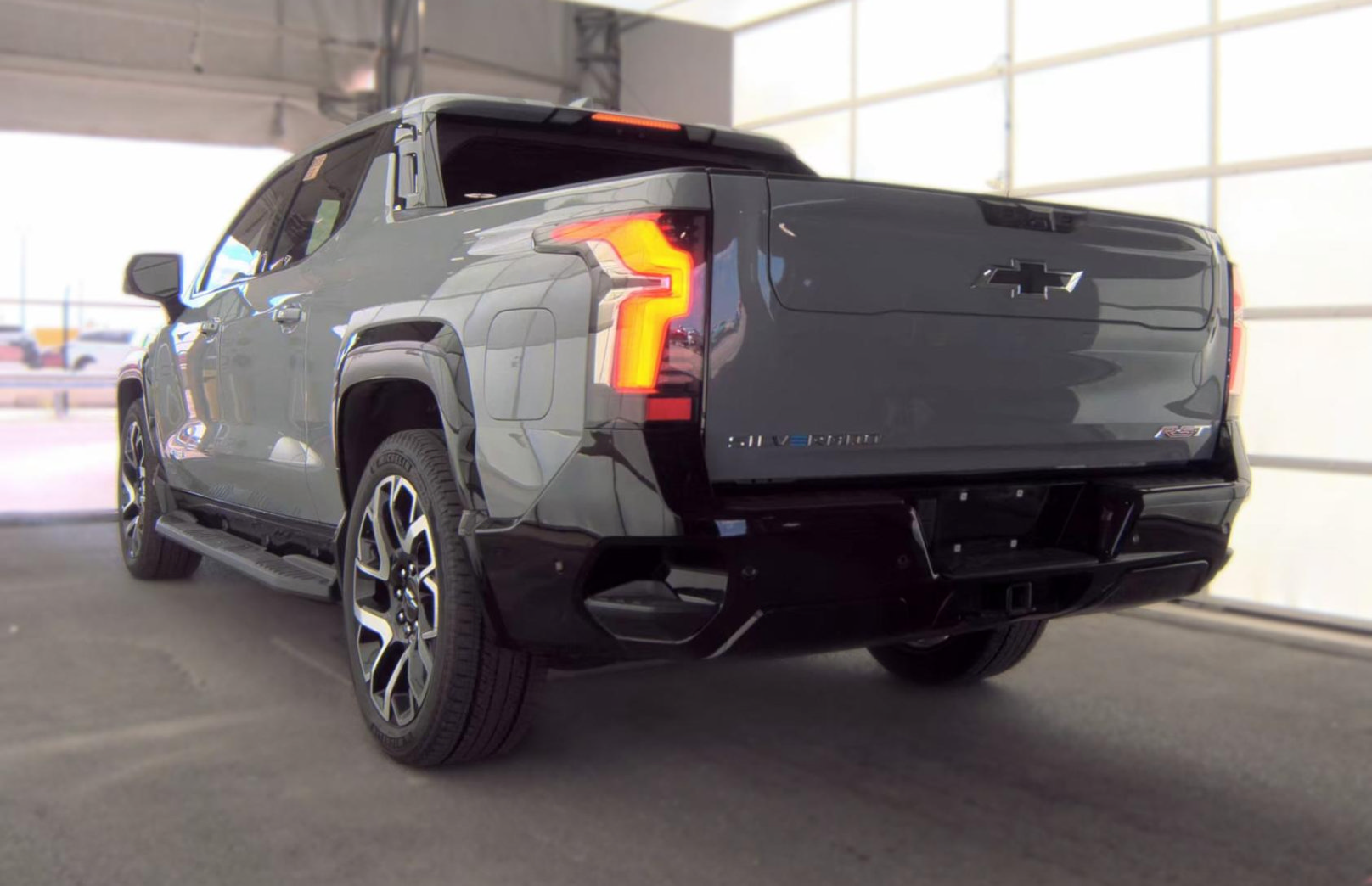 Used 2025 Chevrolet Silverado EV RST AWD/4WD image 5