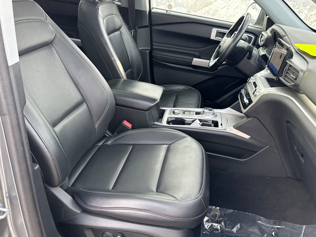 Certified 2022 Ford Explorer XLT w/ Equipment Group 202A image 9