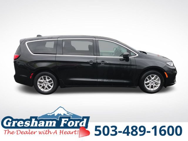 Used 2023 Chrysler Pacifica Touring-L FWD image 10