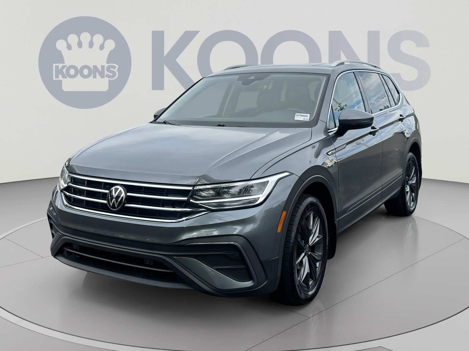 Used 2023 Volkswagen Tiguan SE w/ Panoramic Sunroof Package AWD/4WD image 1