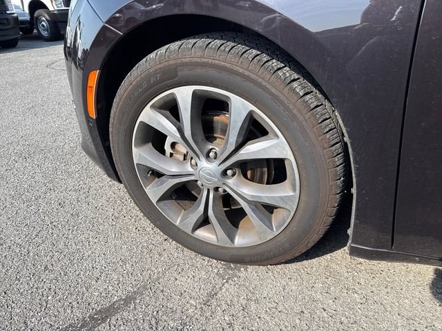 Used 2017 Chrysler Pacifica Limited w/ Advanced Safetytec Group FWD image 8
