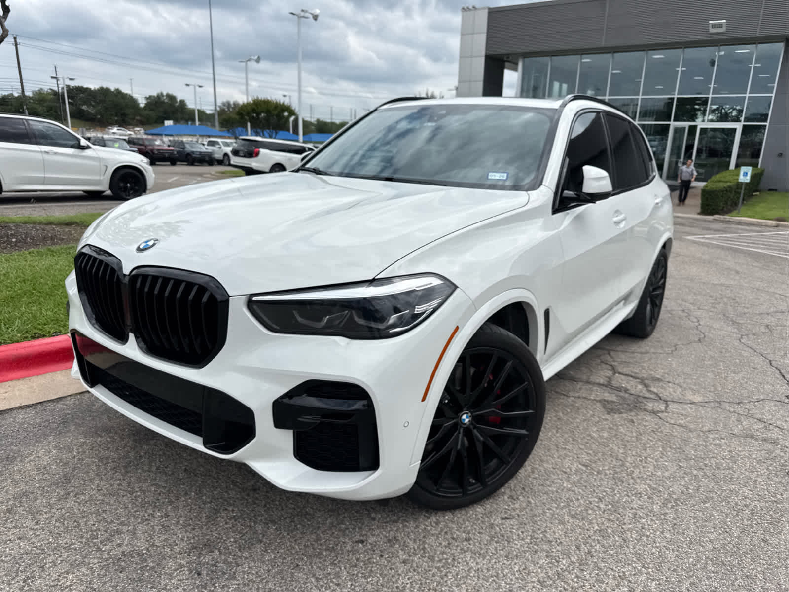 Used 2022 BMW X5 xDrive40i w/ M Sport Package AWD/4WD image 2