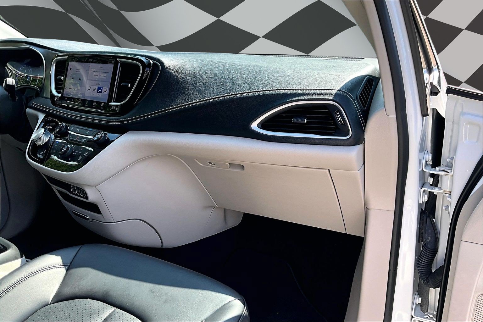 Used 2023 Chrysler Pacifica Touring-L AWD/4WD image 19