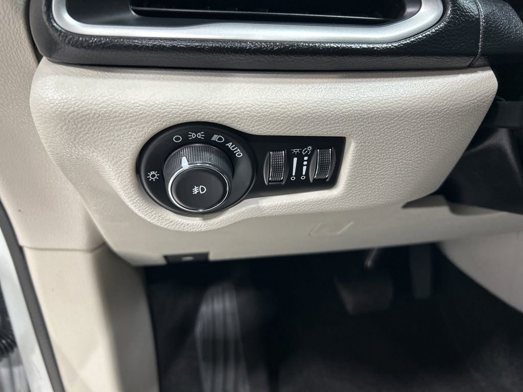Used 2018 Chrysler Pacifica Touring-L FWD image 14