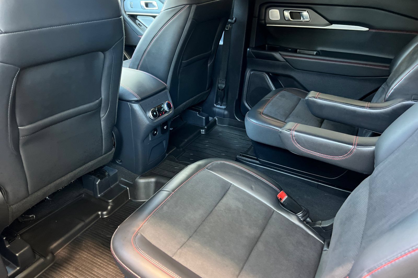 Certified 2025 Ford Explorer ST AWD/4WD image 4