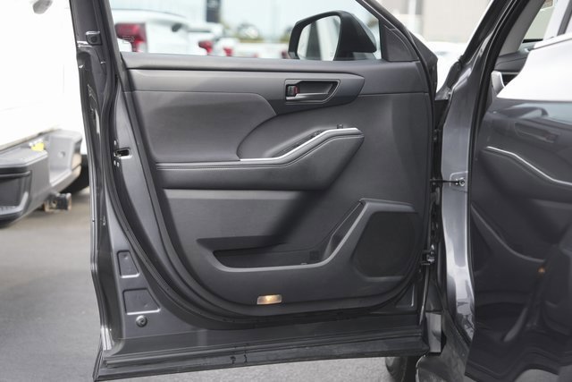 Used 2021 Toyota Highlander LE image 29