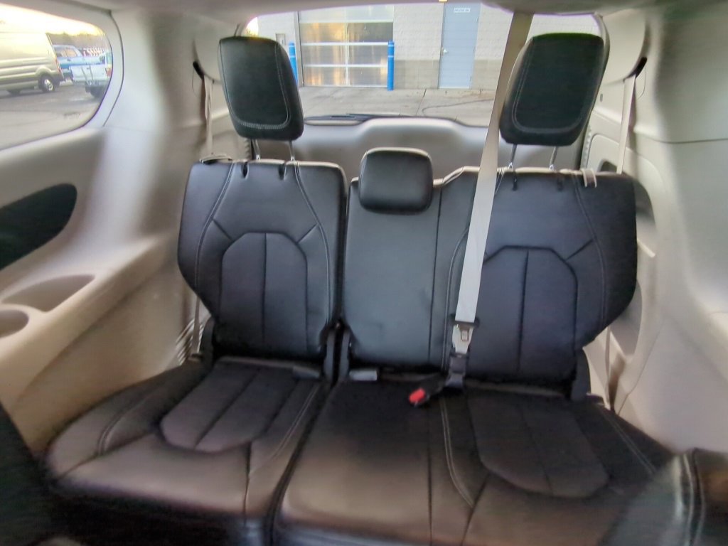 Used 2024 Chrysler Pacifica Touring-L image 15