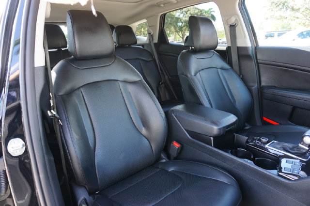Used 2025 Kia Sportage EX w/ Premium Package FWD image 2