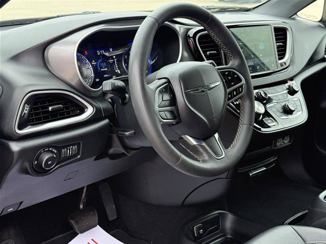 Used 2025 Chrysler Pacifica Select FWD image 10