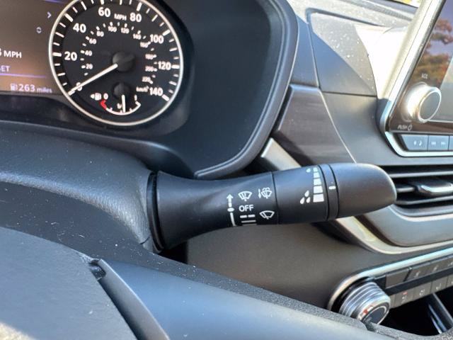 Used 2024 Nissan Altima 2.5 SV FWD image 14