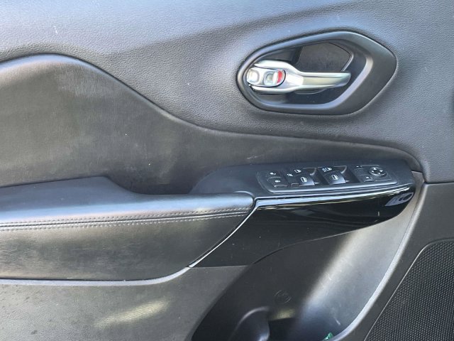 Used 2019 Jeep Cherokee Latitude Plus FWD image 13