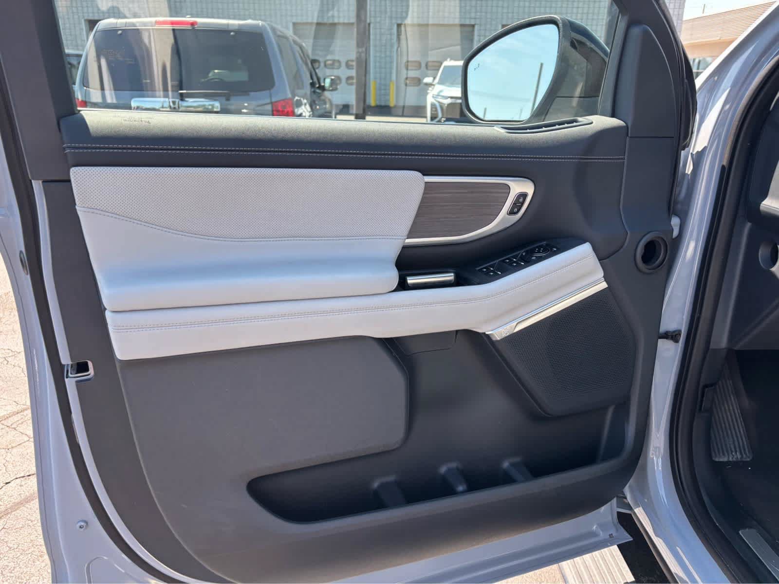 Certified 2025 Ford Expedition Platinum w/ Platinum Ultimate Package AWD/4WD image 11