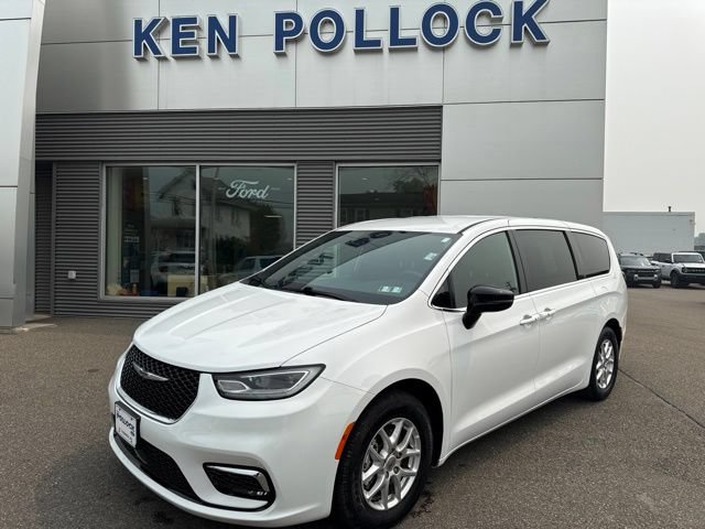 Used 2025 Chrysler Pacifica Select FWD image 2