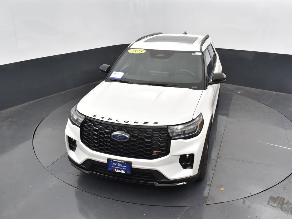 Certified 2025 Ford Explorer ST image 3