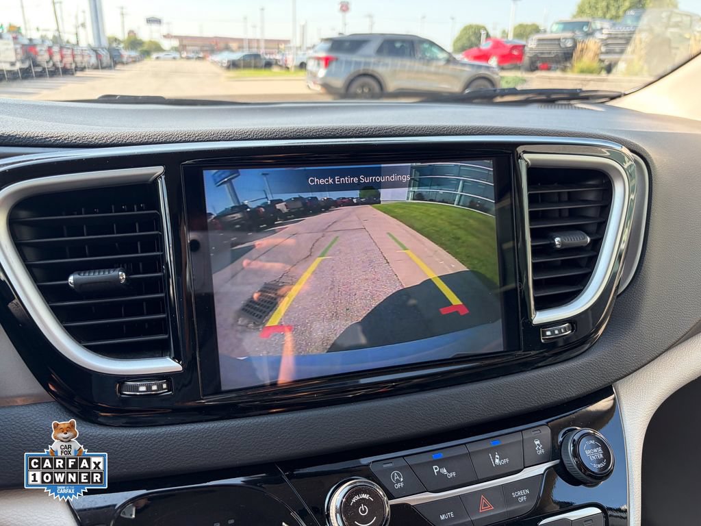 Used 2024 Chrysler Pacifica Touring-L FWD image 25