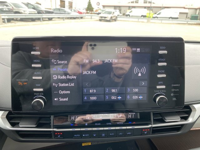 Used 2024 Toyota Sienna XLE w/ XLE Plus Package FWD image 16