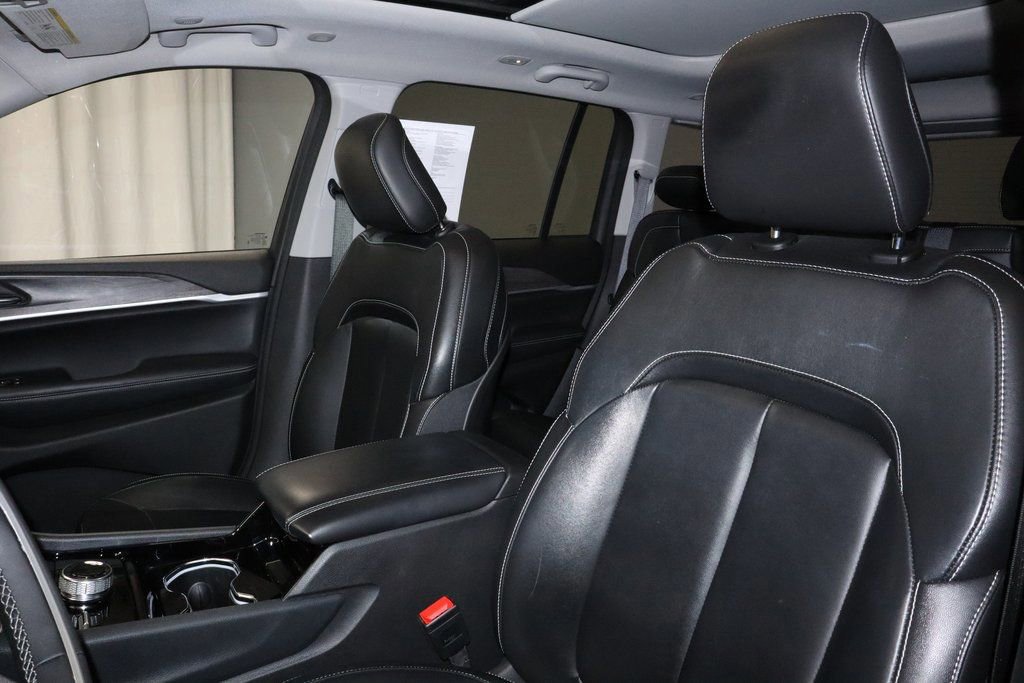 Used 2023 Jeep Grand Cherokee Limited w/ Black Appearance Package image 26