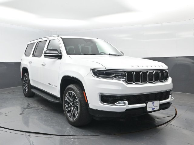 Used 2023 Jeep Wagoneer 4WD w/ Premium Group I image 2