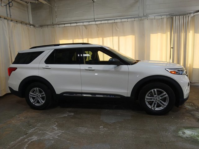 Certified 2022 Ford Explorer XLT image 3