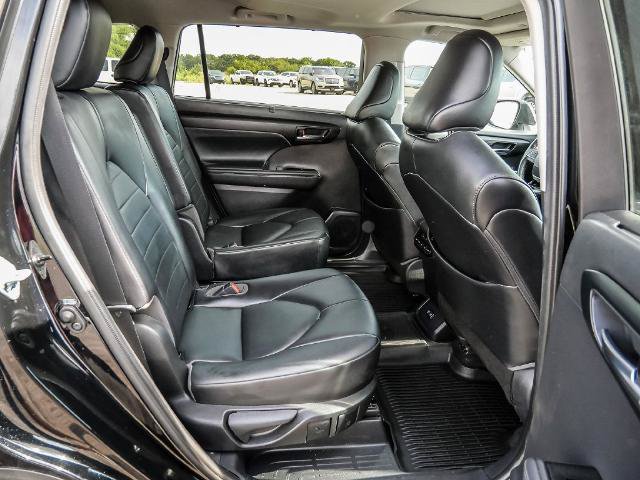 Used 2021 Toyota Highlander XLE AWD/4WD image 22