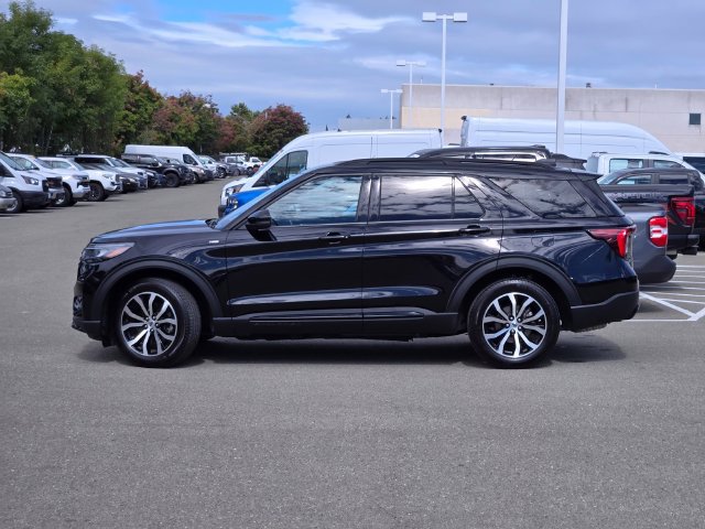 Certified 2025 Ford Explorer ST-Line AWD/4WD image 3