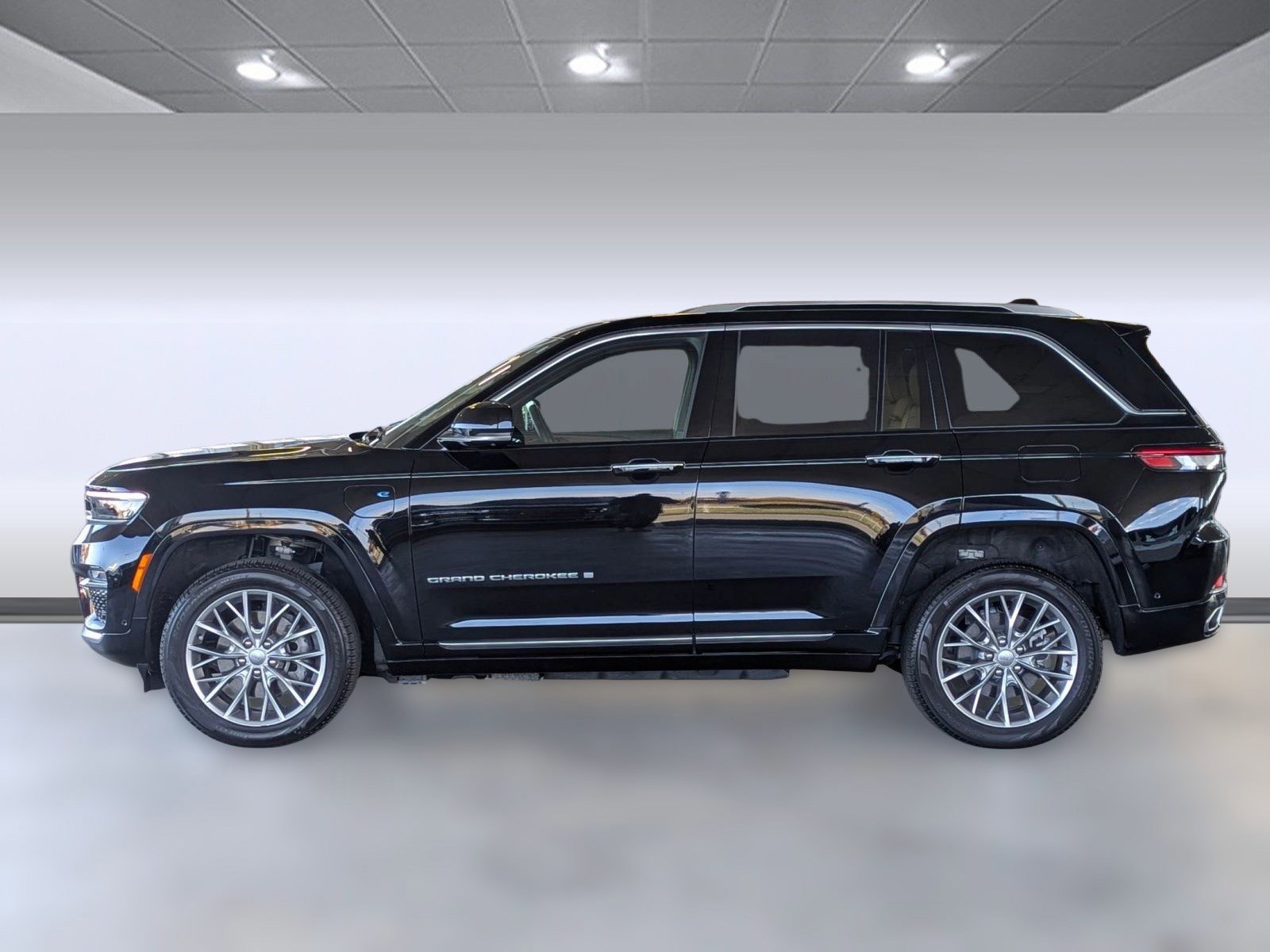 Used 2022 Jeep Grand Cherokee Summit w/ Luxury Tech Group V image 2