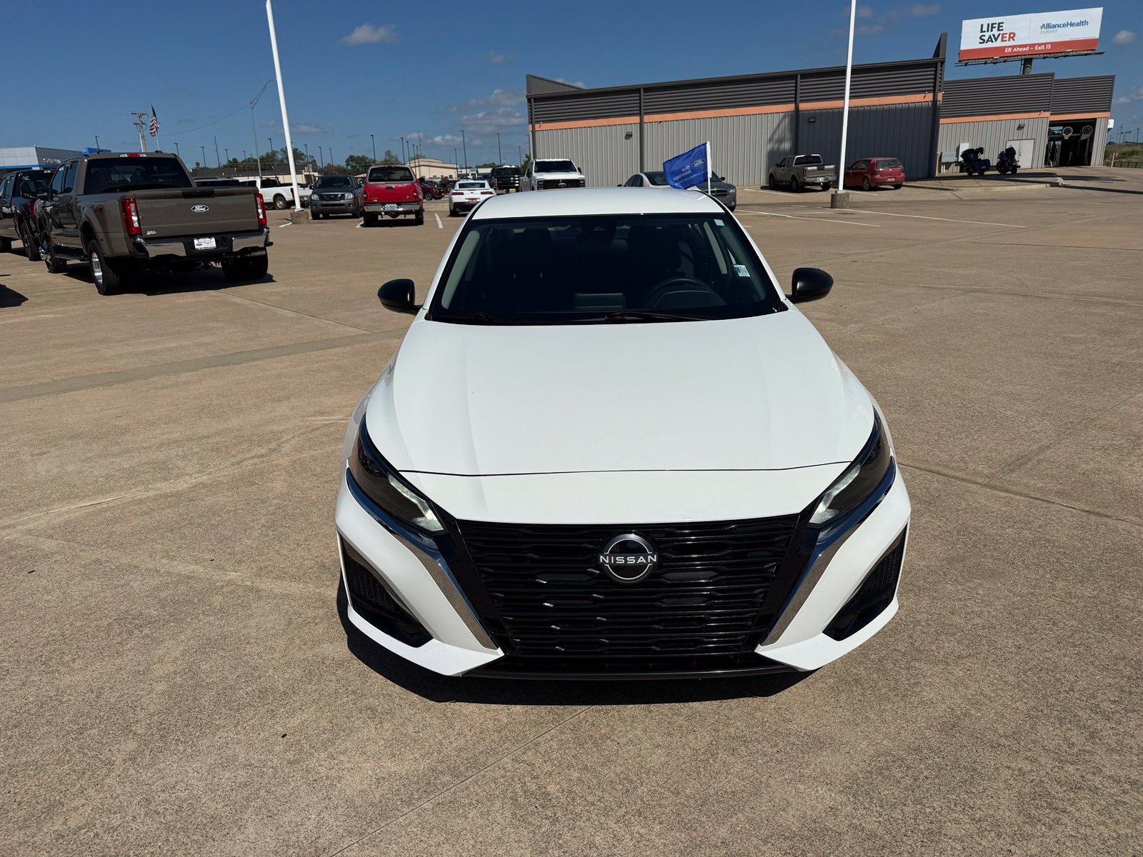 Used 2025 Nissan Altima 2.5 SV FWD image 2