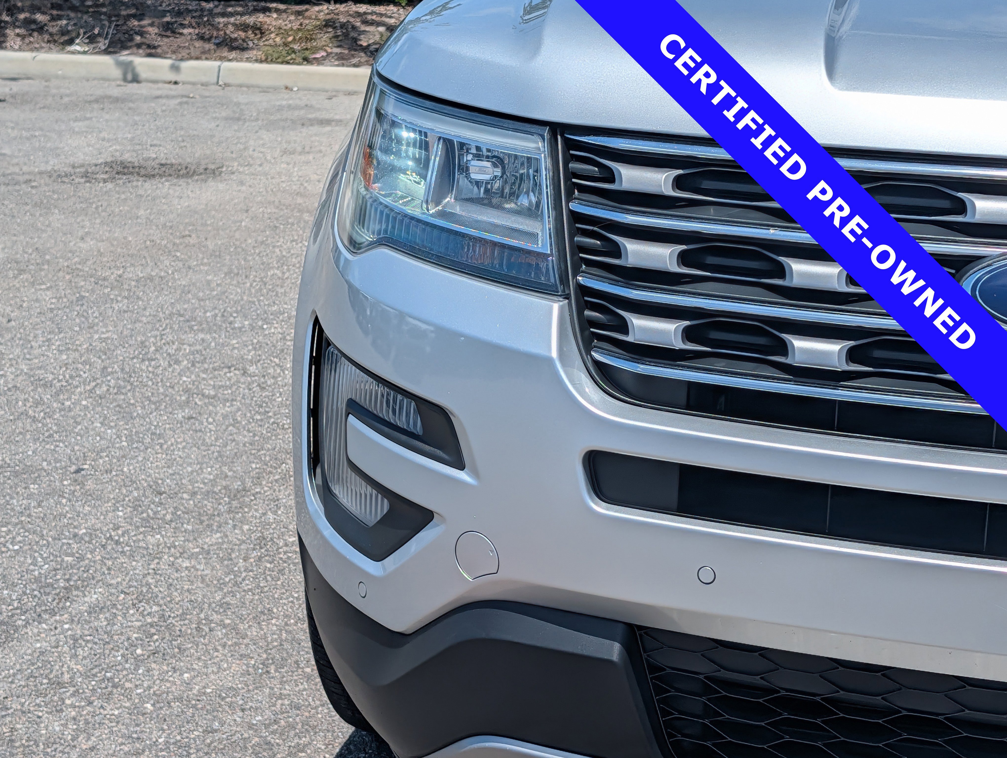 Certified 2017 Ford Explorer Limited AWD/4WD image 9