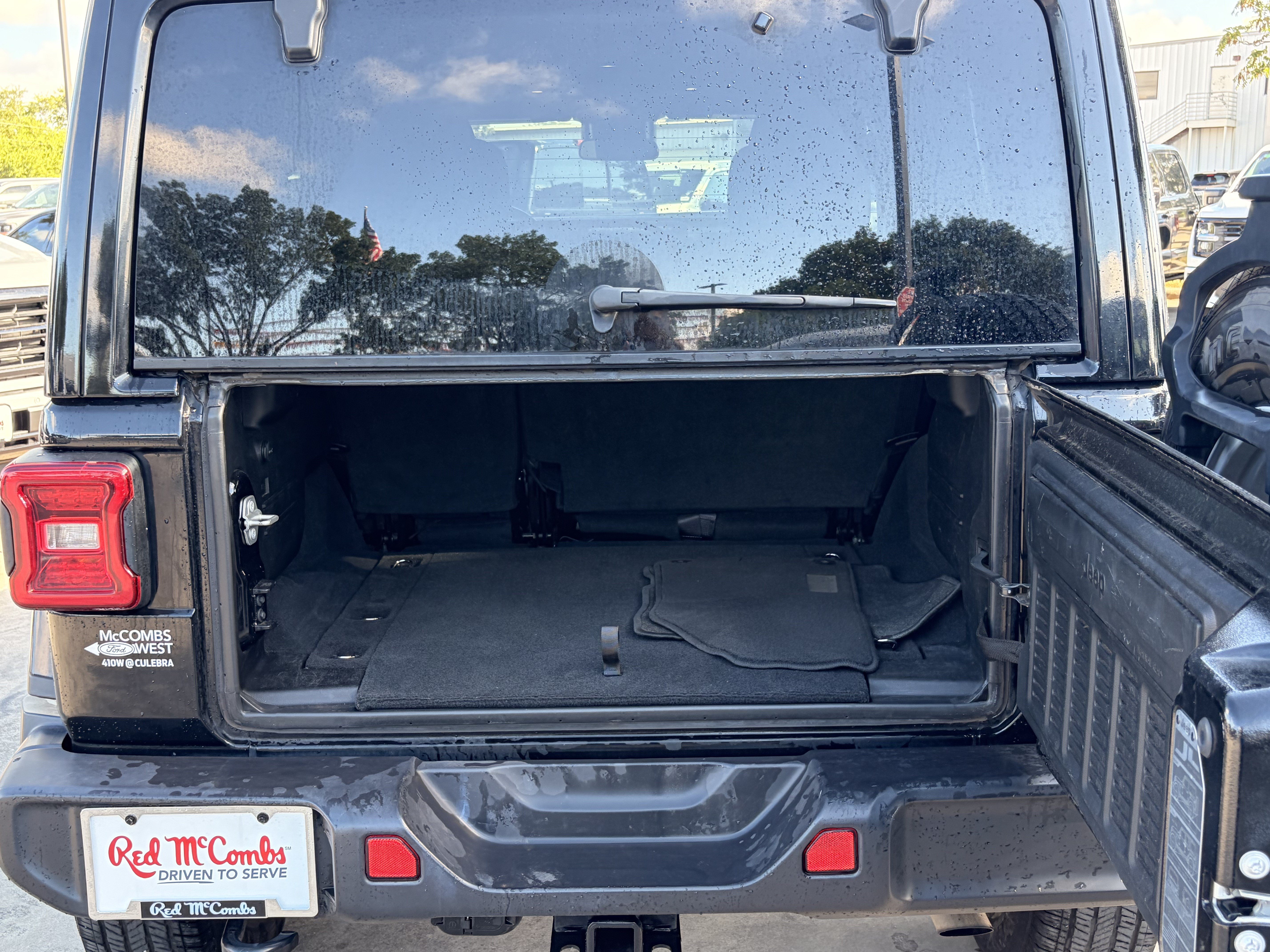 Used 2024 Jeep Wrangler Unlimited Sahara AWD/4WD image 6