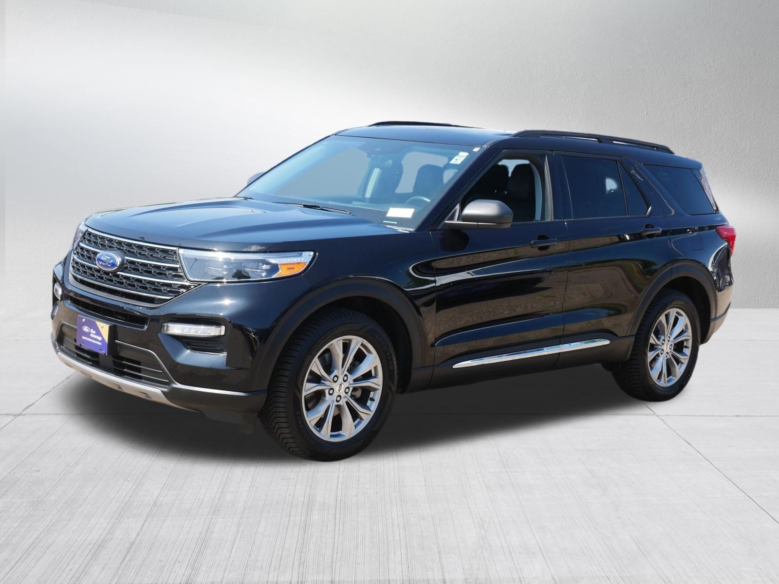 Certified 2023 Ford Explorer XLT w/ Equipment Group 202A AWD/4WD image 3