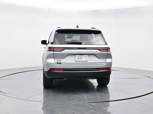 Used 2024 Jeep Grand Cherokee Altitude AWD/4WD image 8