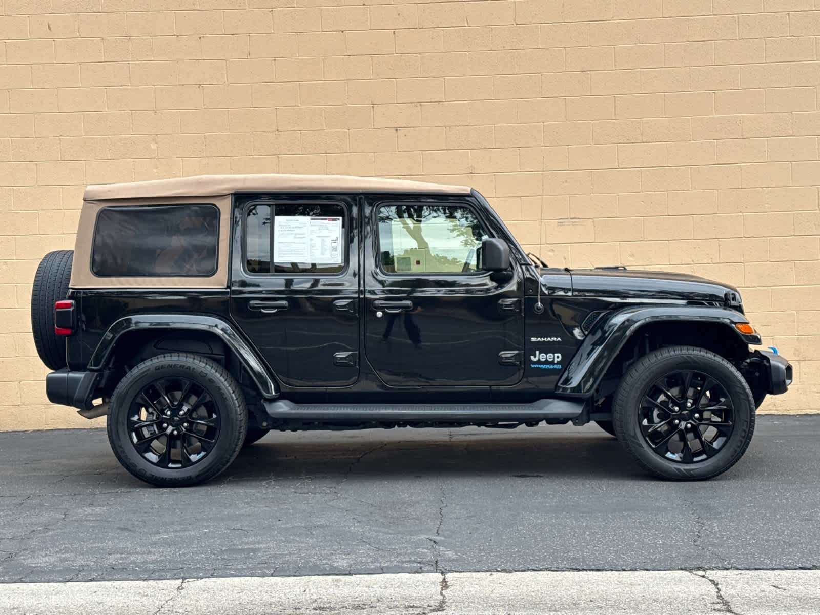 Used 2022 Jeep Wrangler Unlimited Sahara AWD/4WD image 8